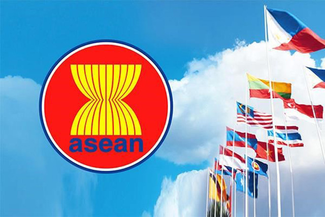 Lá cờ ASEAN đánh dấu liên minh 10 thành viên của Đông Nam Á. Ra đời năm 1967, biểu tượng này mang tính lịch sử và biểu tượng cho sự đoàn kết. Vòng tròn đấm bốc trên nền xanh thể hiện sự đoàn kết và tương tác chặt chẽ thành viên. Với nền tảng chung, ASEAN đã phát triển một khu vực ổn định, phát triển và hòa bình.